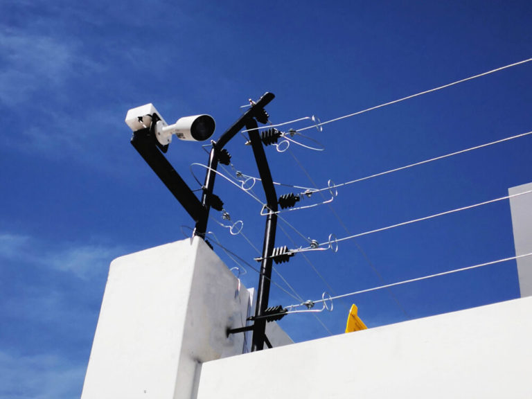 Infraestructura tecnológica de un edificio inteligente mostrando servidores con luces azules