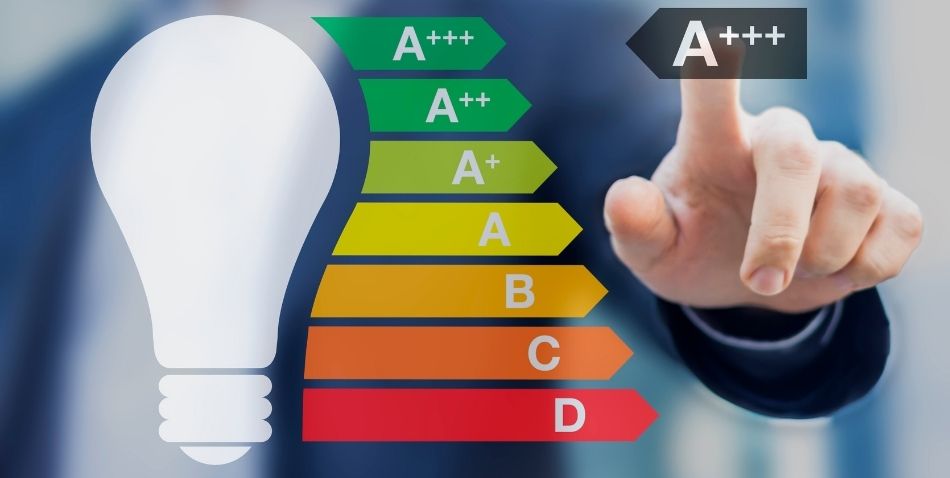 Infraestructura tecnológica de un edificio inteligente mostrando servidores con luces azules