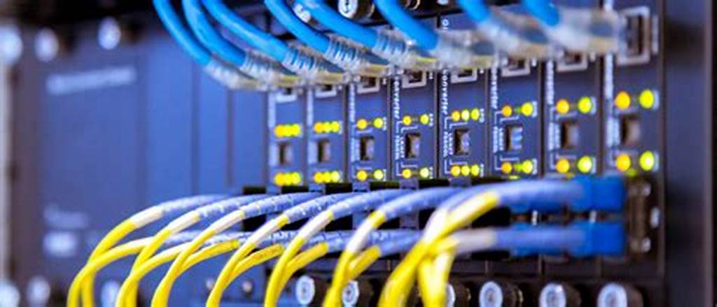 Infraestructura tecnológica de un edificio inteligente mostrando servidores con luces azules